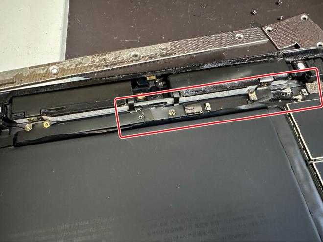 本体上部のコネクタが接続されている状態の充電口が壊れたiPad 第9世代