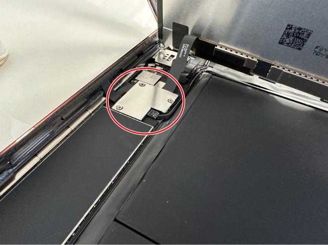 充電口が壊れたiPad 第9世代の液晶画面のコネクタを固定した銀板