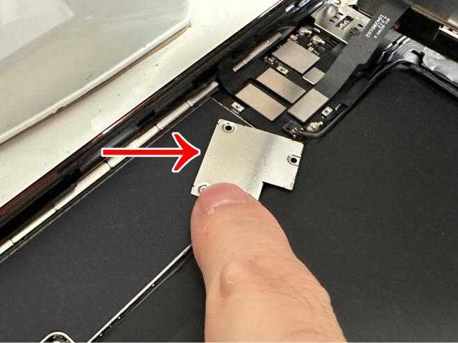 画面パーツコネクタを固定する銀板を取り付けようとしている充電口交換修理後のiPad 第9世代