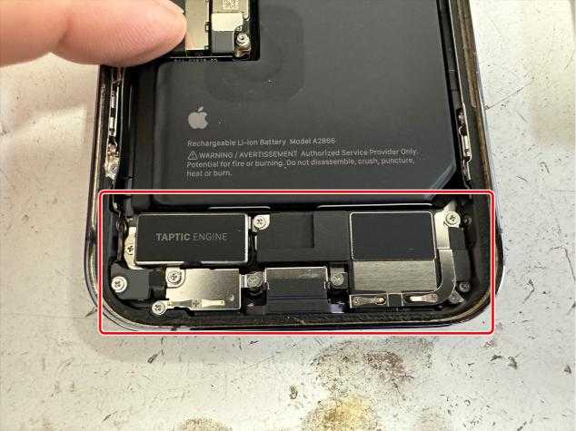本体下部に充電口パーツが収まっている充電口交換修理前のiPhone14 Pro