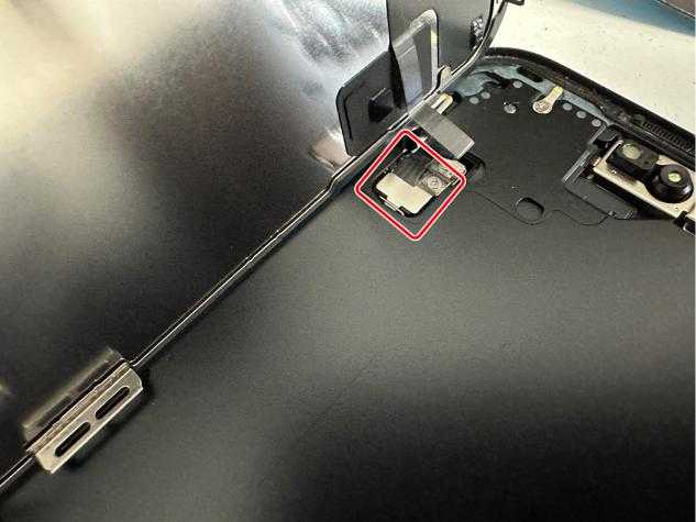 FaceIDセンサーケーブルが基板に接続されている画面交換修理前のiPhone15