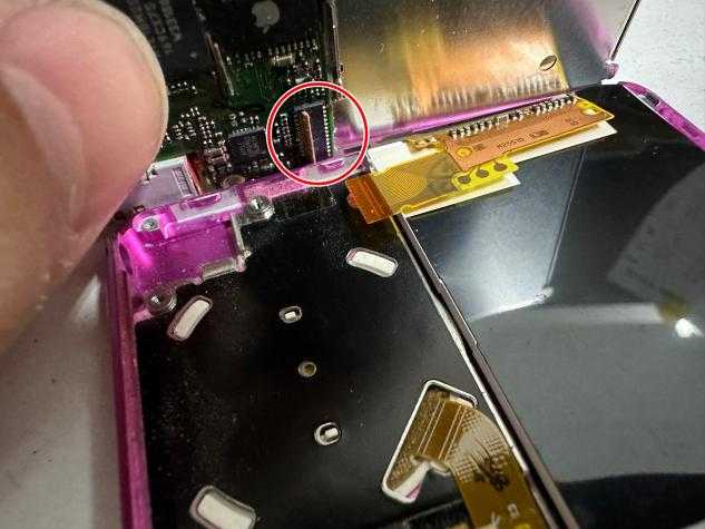 新品の液晶画面を基板に接続しようとしているiPod nano 第3世代