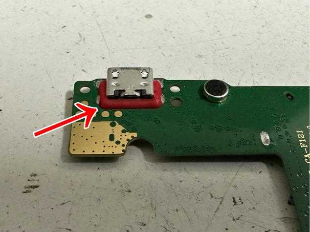 USB充電口が蝋で固定されているLenovo Tab M10
