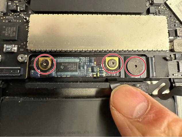 MacBook Pro 13inch(2016年モデル)のバッテリー基板を固定しているネジ