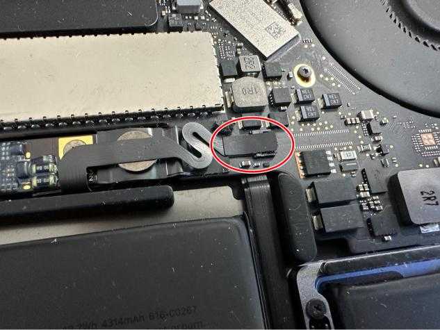 バッテリーコネクタが基板に接続されているMacBook Pro 13inch(2016年モデル)