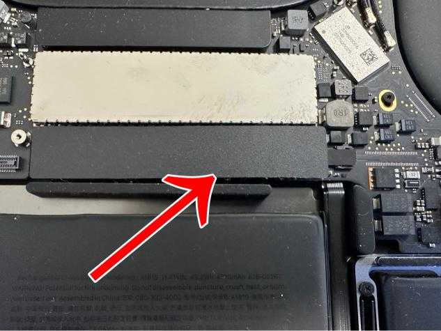 MacBook Pro 13inch(2016年モデル)のバッテリー基板を覆っている絶縁テープ