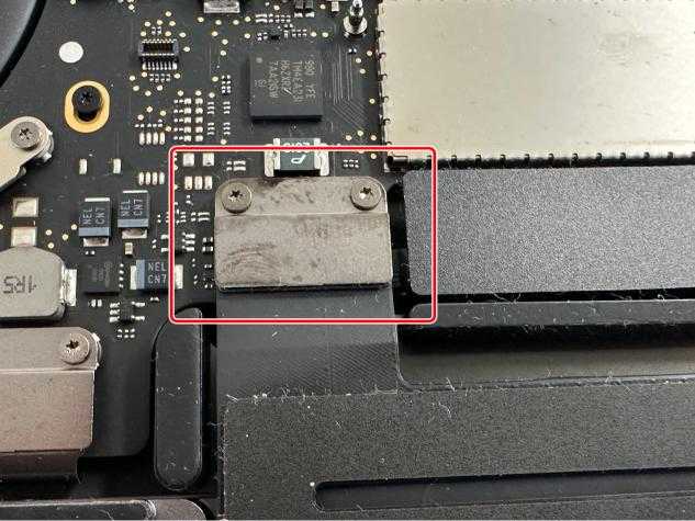 バッテリー上部に通っているケーブルを固定しているMacBook Pro 13inch(2016年モデル)の銀板
