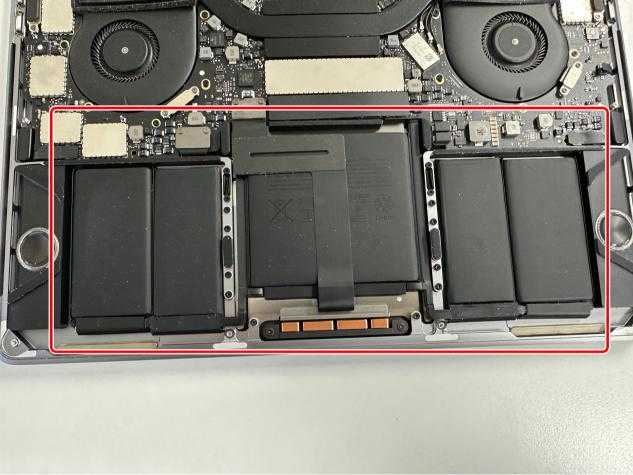 本体下部にバッテリーが収まっているMacBook Pro 13inch(2016年モデル)