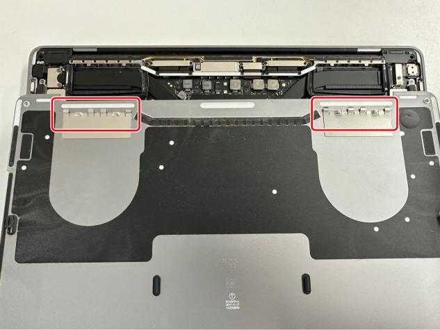 背面パネルの内側にツメがあるMacBook Pro 13inch(2016年モデル)