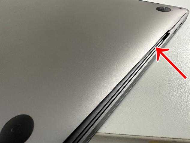 背面パネルと本体フレームとの間に隙間が出来ているバッテリー交換前のMacBook Pro 13inch(2016年モデル)