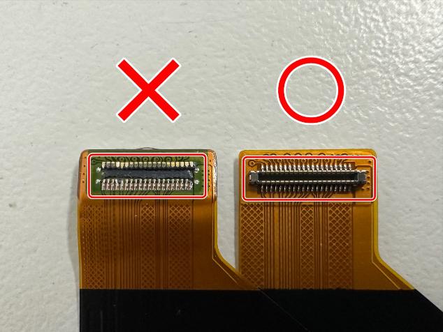 Poco X3 Proの破損してしまったコネクタと正常なコネクタを比較している