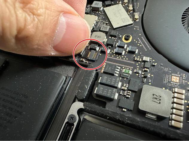 バッテリーコネクタが基板に接続されているMacBook Pro 13インチ(2017年)