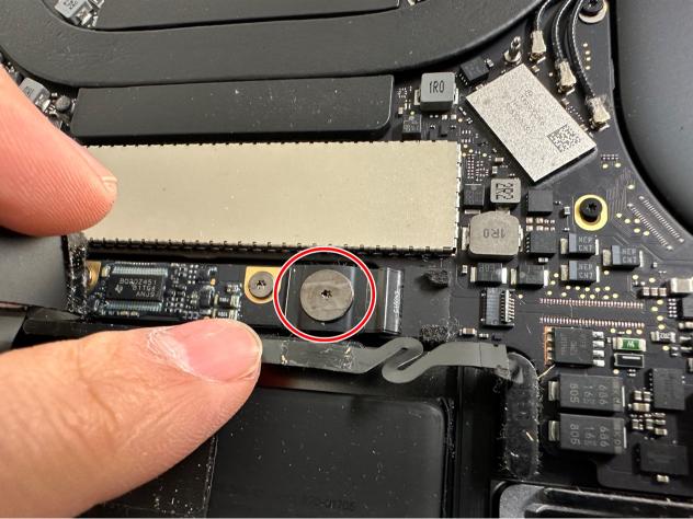 バッテリーコネクタが基板にネジ留めされているMacBook Pro 13インチ(2017年)
