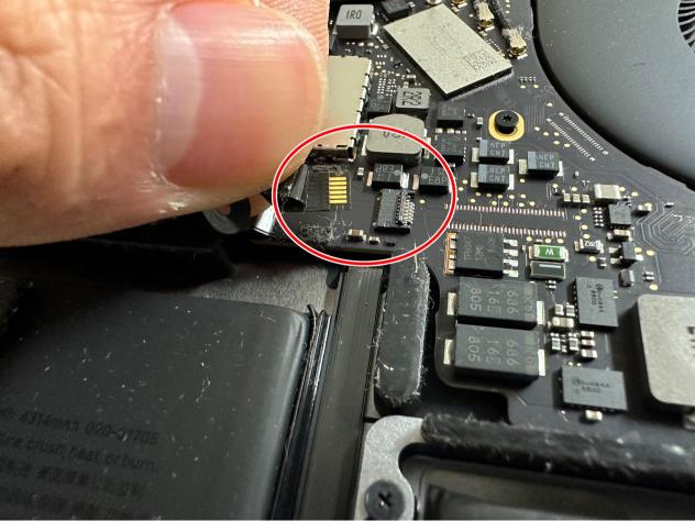 MacBook Pro 13インチ(2017年)のバッテリーケーブルを基板に接続しようとしている