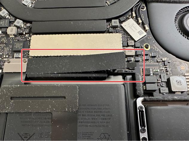 バッテリーコネクタが絶縁シートで覆われているMacBook Pro 13インチ(2017年)
