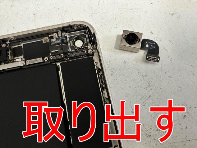 故障した外カメラパーツを取り出したiPhoneSE 第3世代