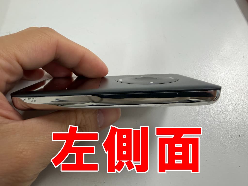 電池交換を終えた後のiPod classicの左側面
