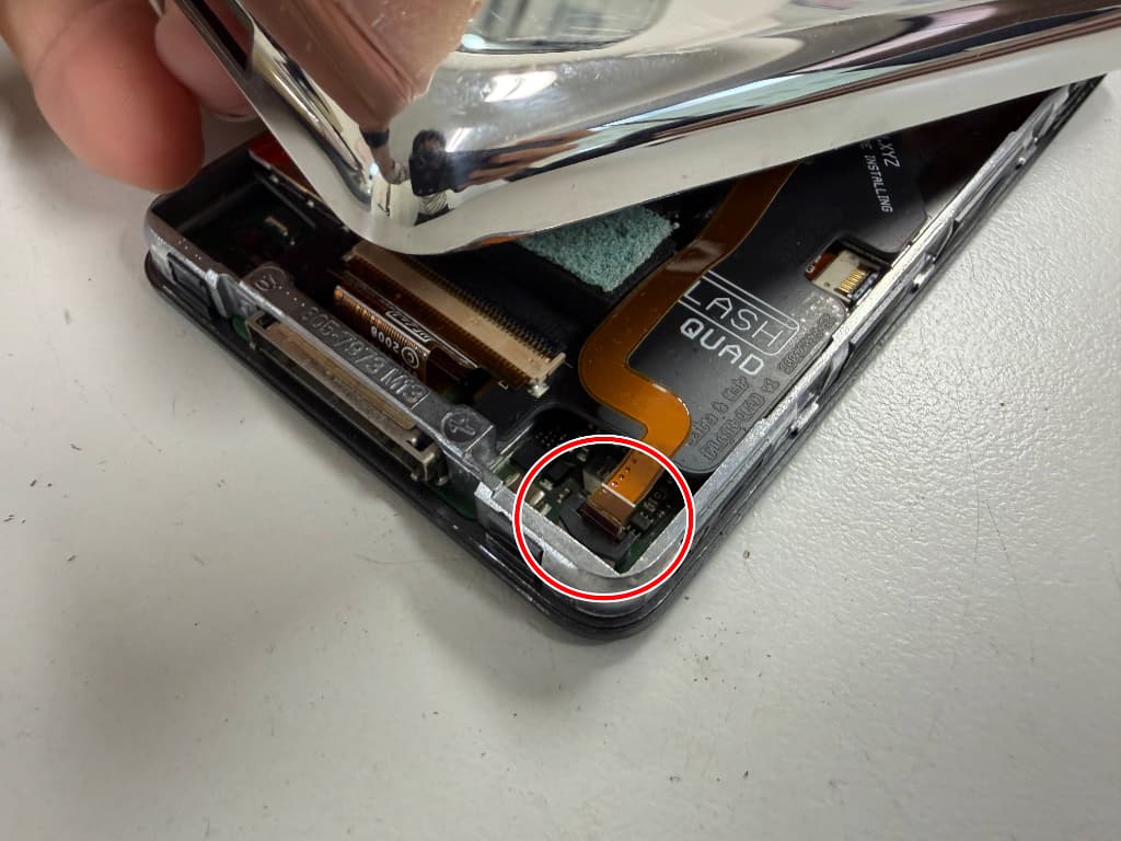 バッテリーコネクタが基板に接続されているiPod classic