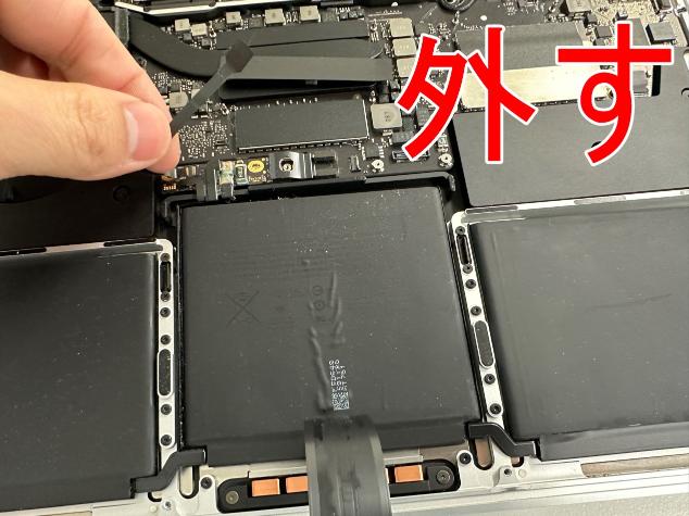 MacBook Pro 13インチ 2017年モデル(A1708)のバッテリーを基板から外している