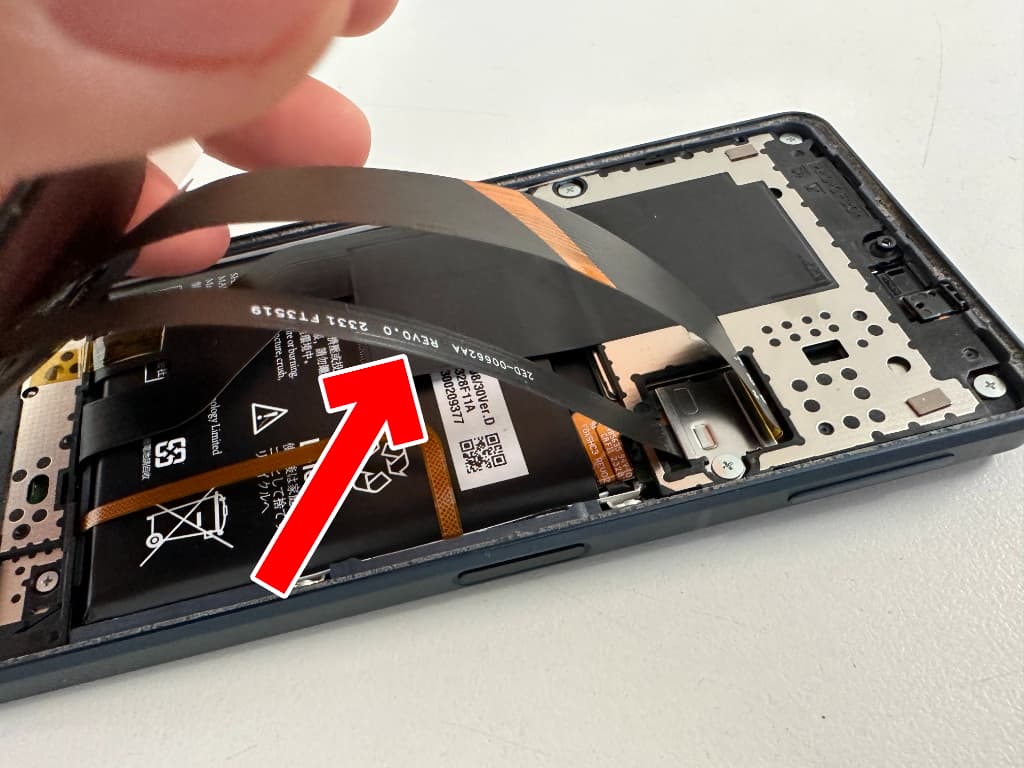 画面と基板とのケーブルを断線させないよう注意しながら分解したAQUOS sense8