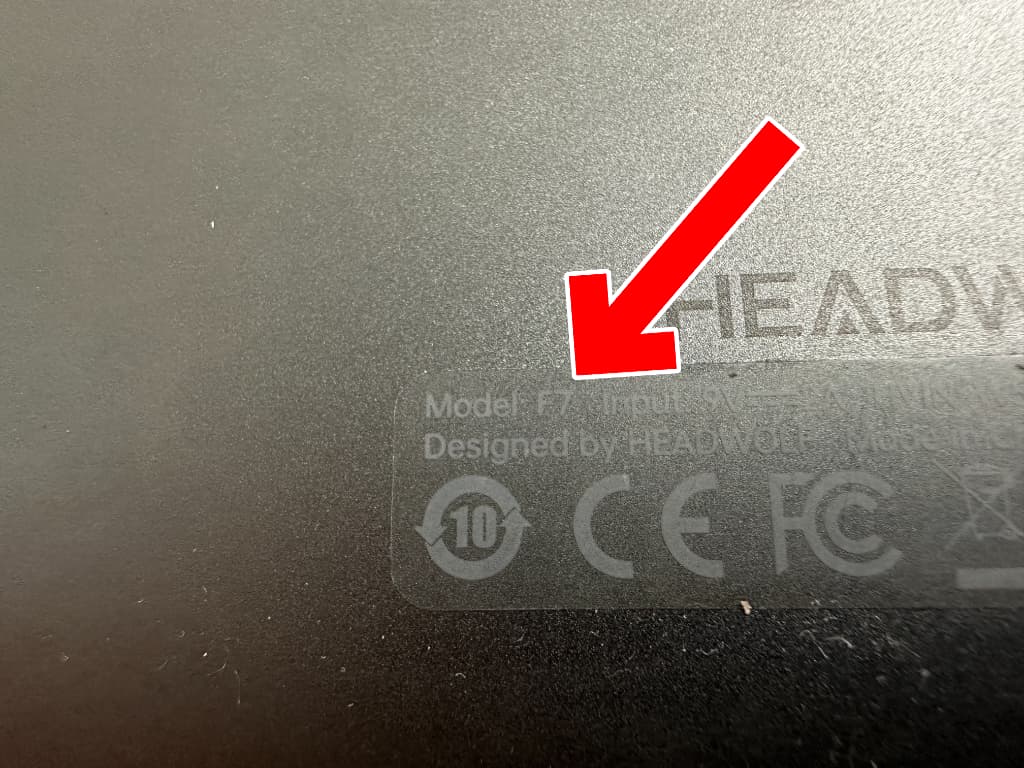 背面パネルの裏側に記載されている型番は「F7」