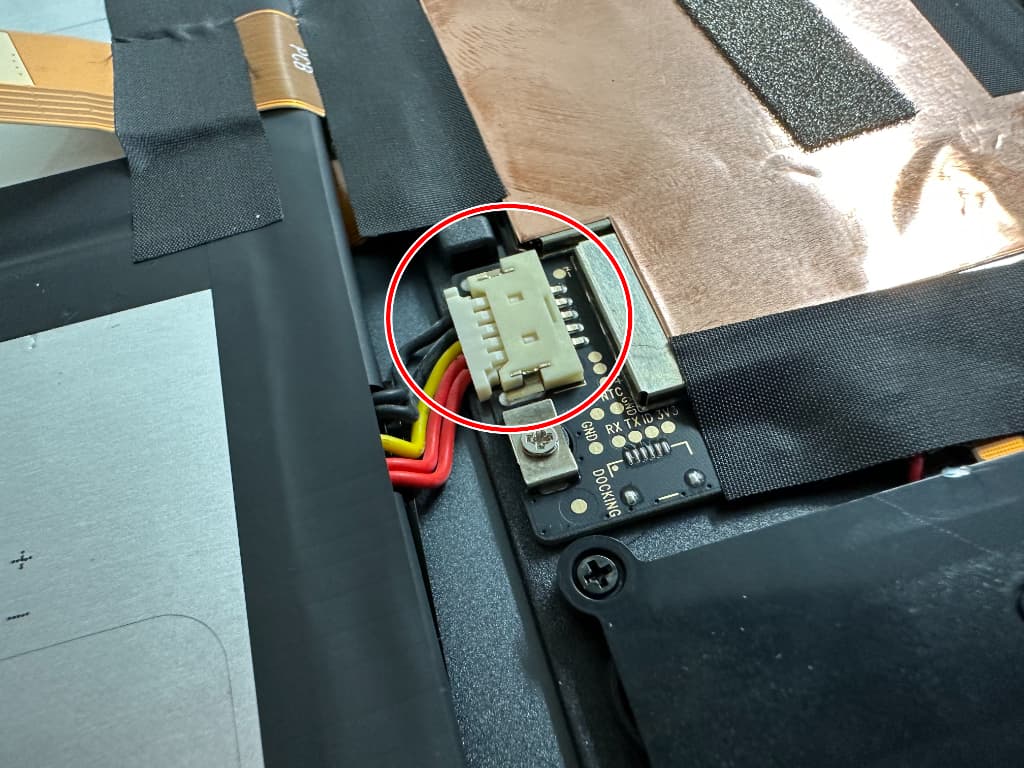 基板にバッテリーコネクタが接続されているUSB端子交換修理中のFPad7