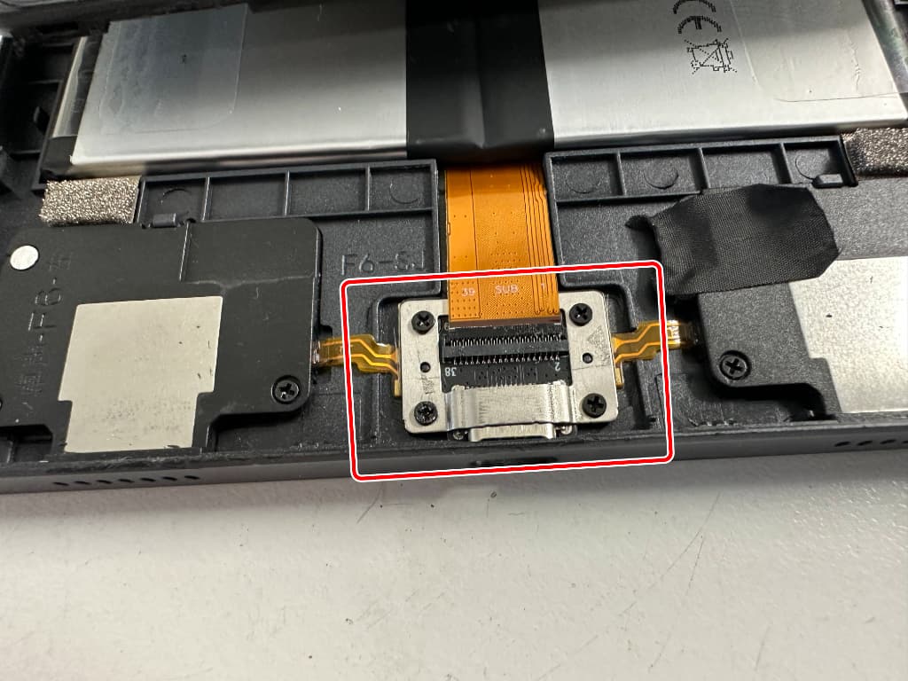 FPad7の充電口基板は本体下部に収まっている