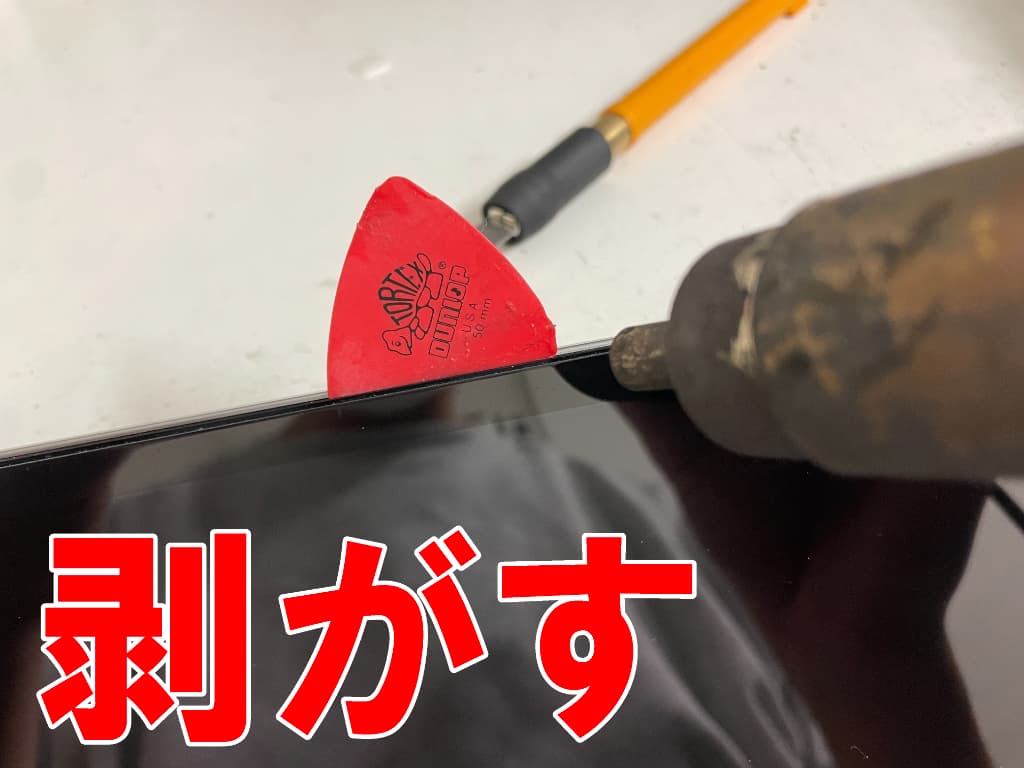 ガラスを剥がしているバッテリー交換修理中のiPadPro 12.9 第6世代