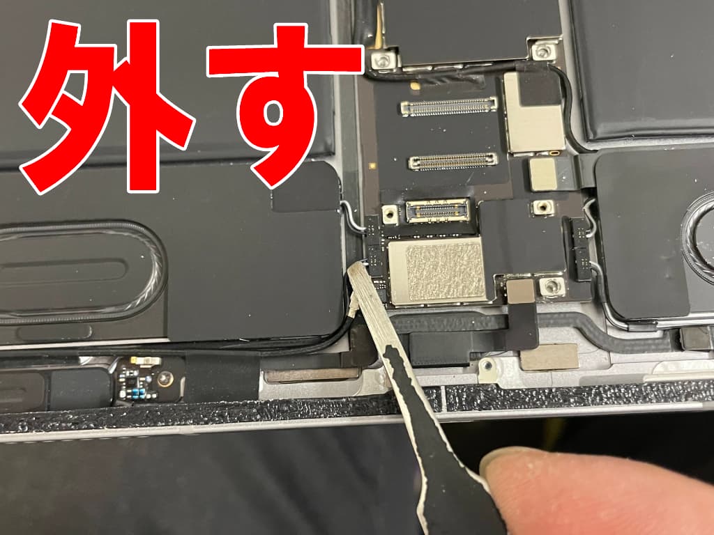 基盤上のコネクタ類を外している電池交換修理中のiPadPro12.9(第6世代)