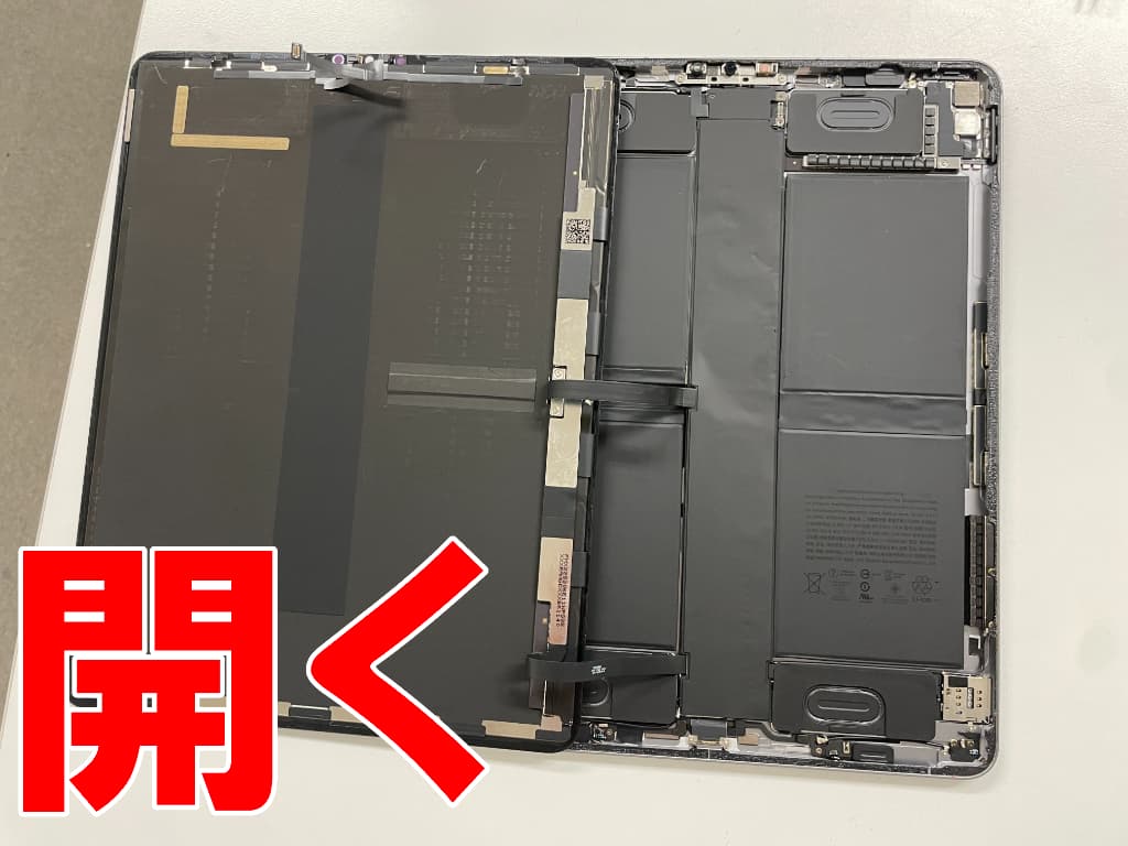 フロントパネルを大きく開いて分解したバッテリー交換中のiPadPro12.9第6世代