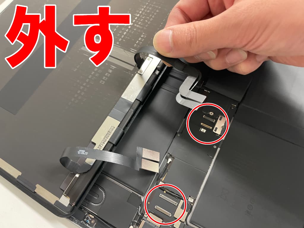 基板からフロントパネルコネクタを外した電池パック交換修理中のiPadPro 12.9インチ 第6世代