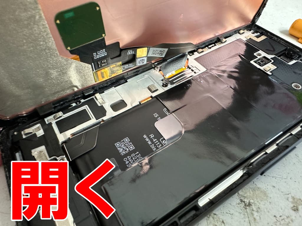 画面を開いて分解した充電口修理途中のPixel 6a