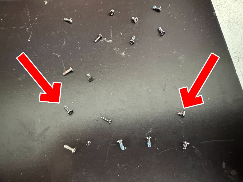 本体内部に大小様々なネジが採用されているPixel 6a