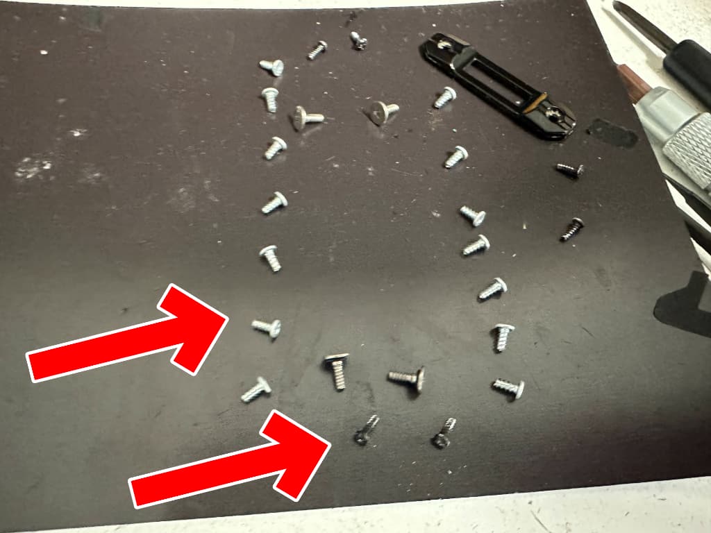 本体内部に大小様々なネジが採用されているTORQUE G04