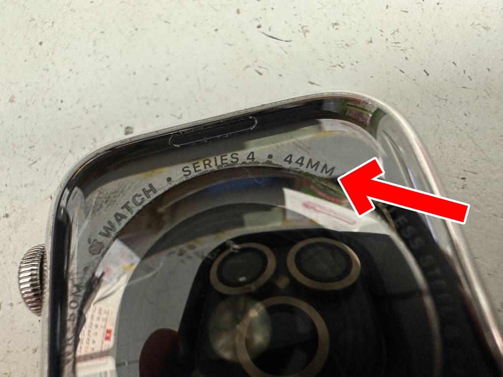 背面パネルにApple Watch Series4 44mmと刻印されている