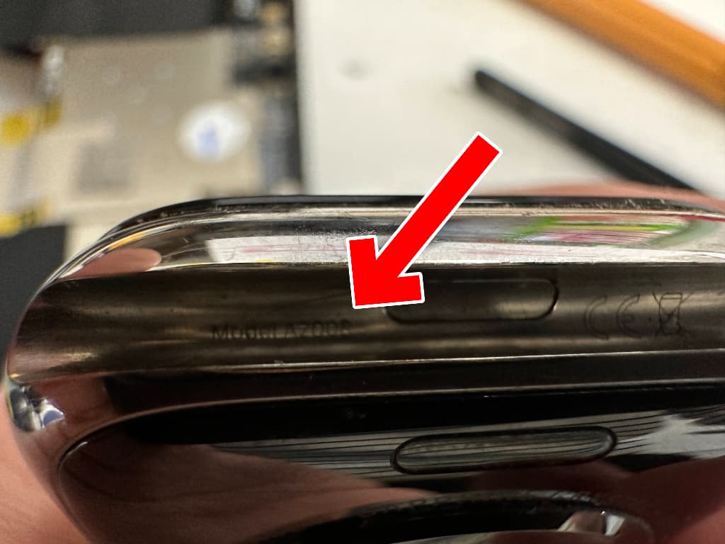 バンドを装着する所に記載されているモデル番号はA2008