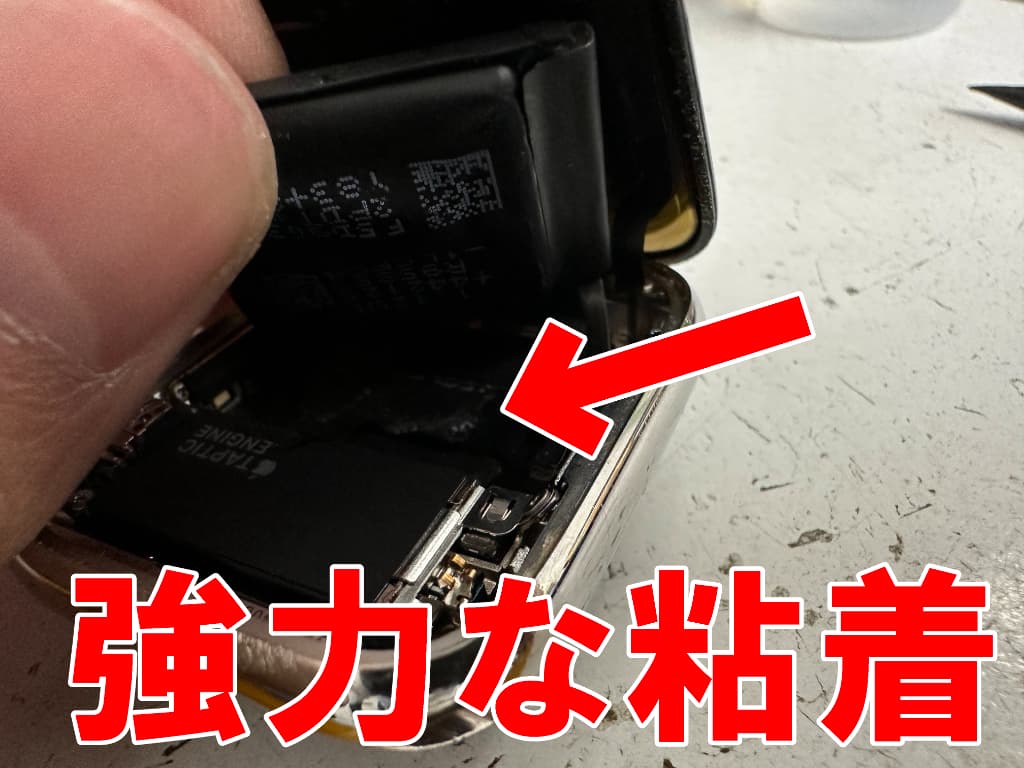 電池パックが強力な粘着で本体フレームに固定されているApple Watch Series4 44mm