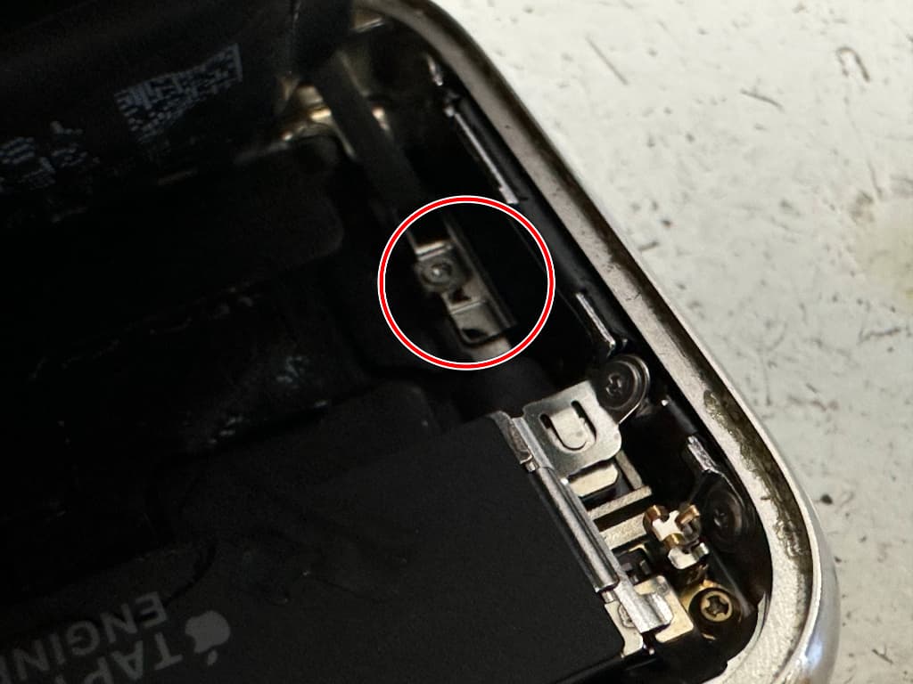 バッテリーコネクタが銀板で固定されている電池パック交換修理中のApple Watch4 44mm