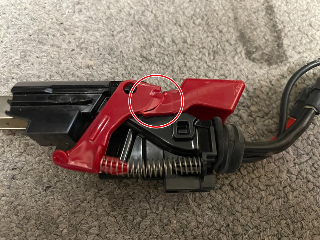 スイッチに亀裂が入っているダイソン掃除機V10