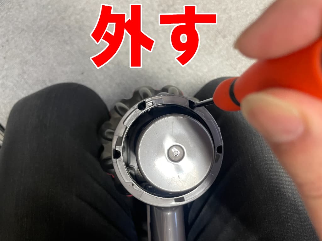 本体奥のネジを外しているトリガー交換中のダイソン掃除機V10