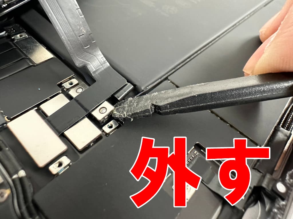 バッテリーコネクタを外した液晶交換修理中のiPad mini A17 Pro