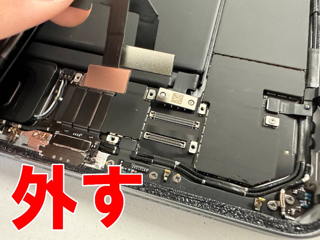 画面パーツコネクタを外したアイパッドミニ第7世代