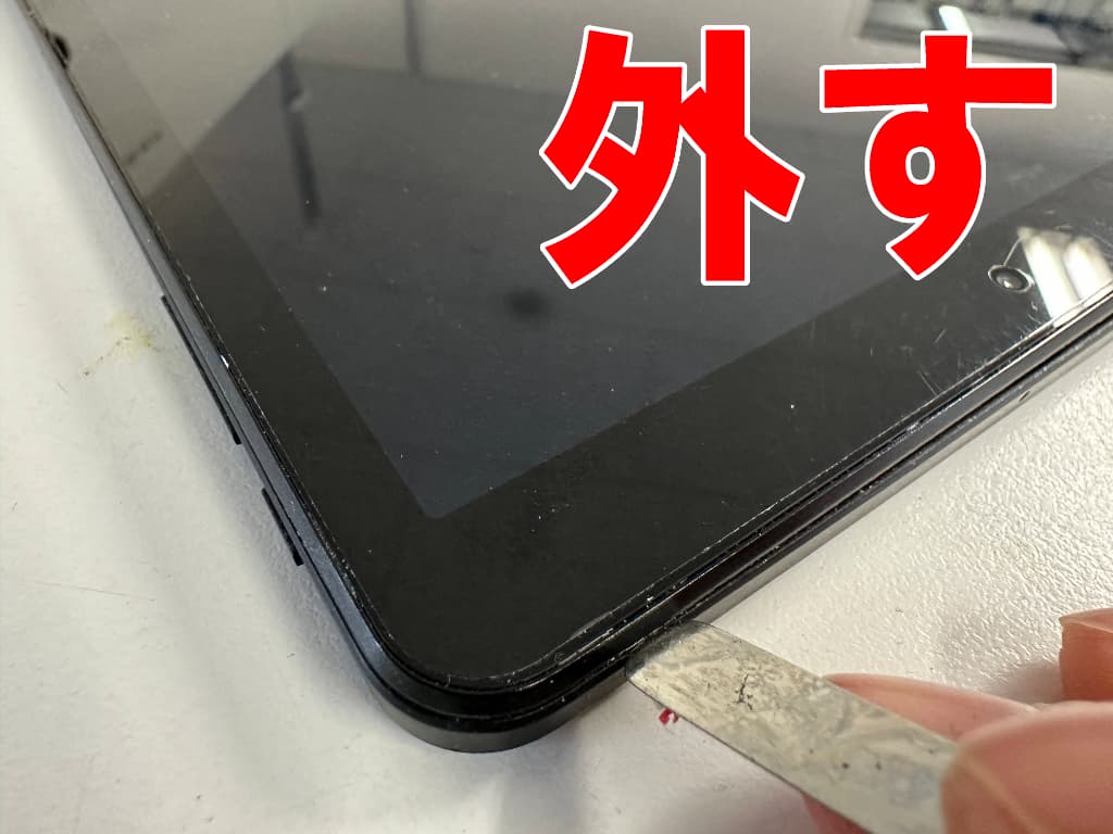 背面パネルのツメを外しているバッテリー交換修理中のiPlay30 Pro