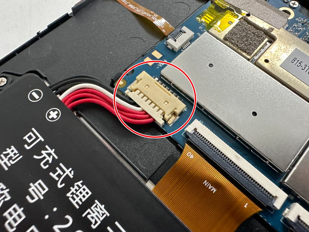 基板にバッテリーコネクタが接続されている電池交換前のiPlay30Pro