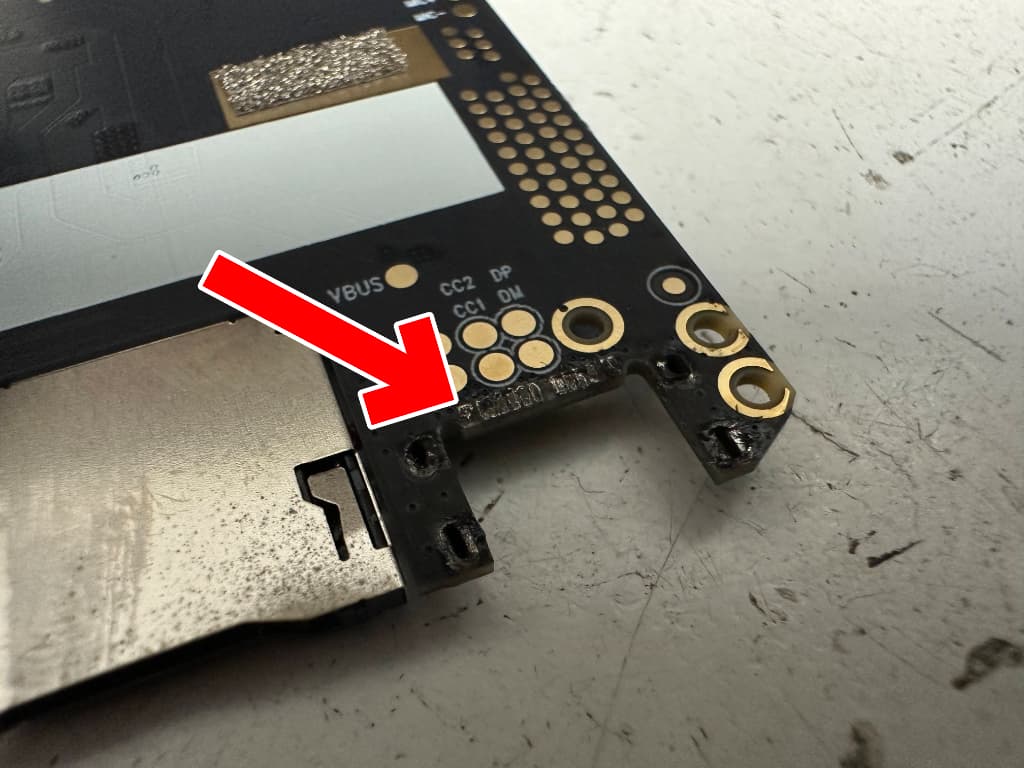 USBのはんだの接点が黒く変色しているTE10D1M64