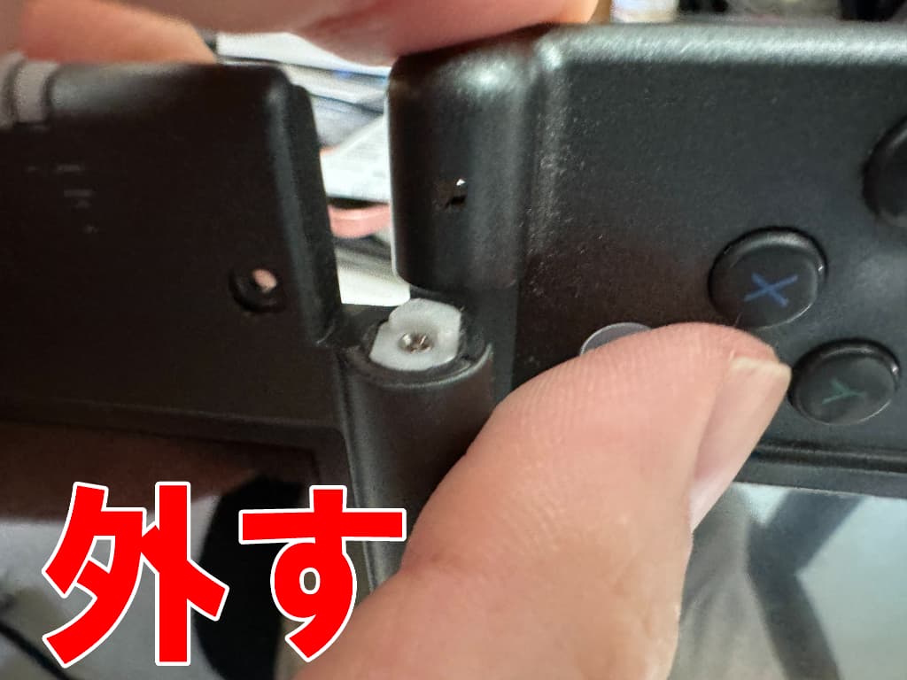 本体上部のヒンジをフレームから外した上画面修理中のNew 3DSLL