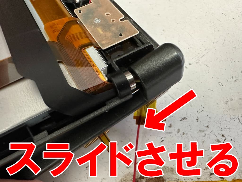 本体上部をスライドさせて本体下部から分離させている上画面修理中のNew3DSLL