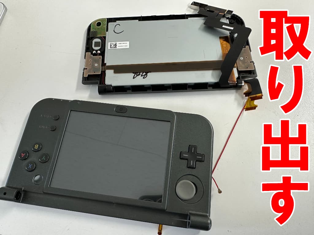 本体上部と下部を分離させた上画面交換中のNew3DSLL