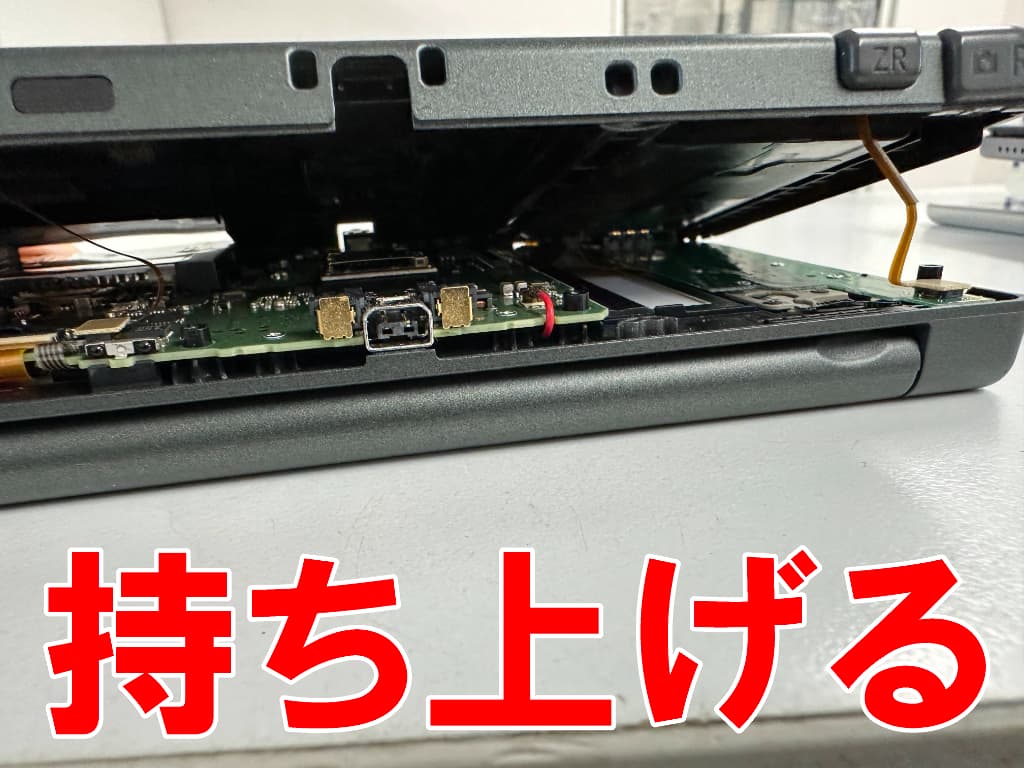 背面パネルを持ち上げたRボタンやRボタンの断線に注意が必要なNew3DSLL