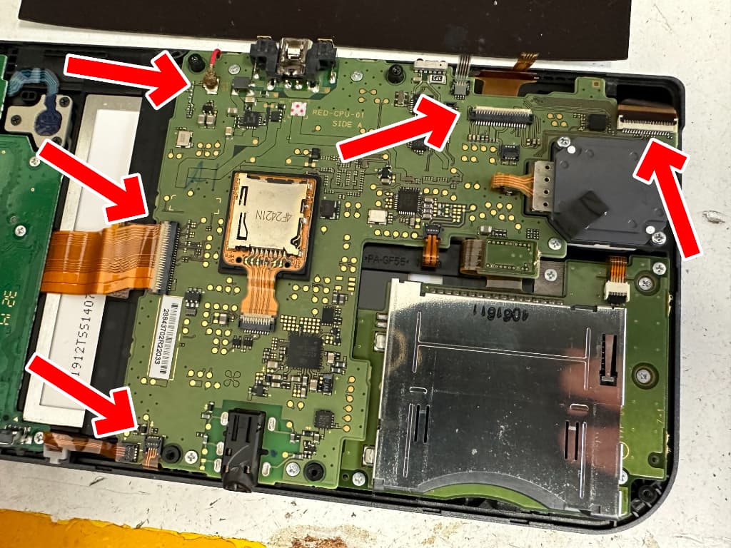 基板に無数のコネクタが接続されている上LCD交換中のNew 3DS LL
